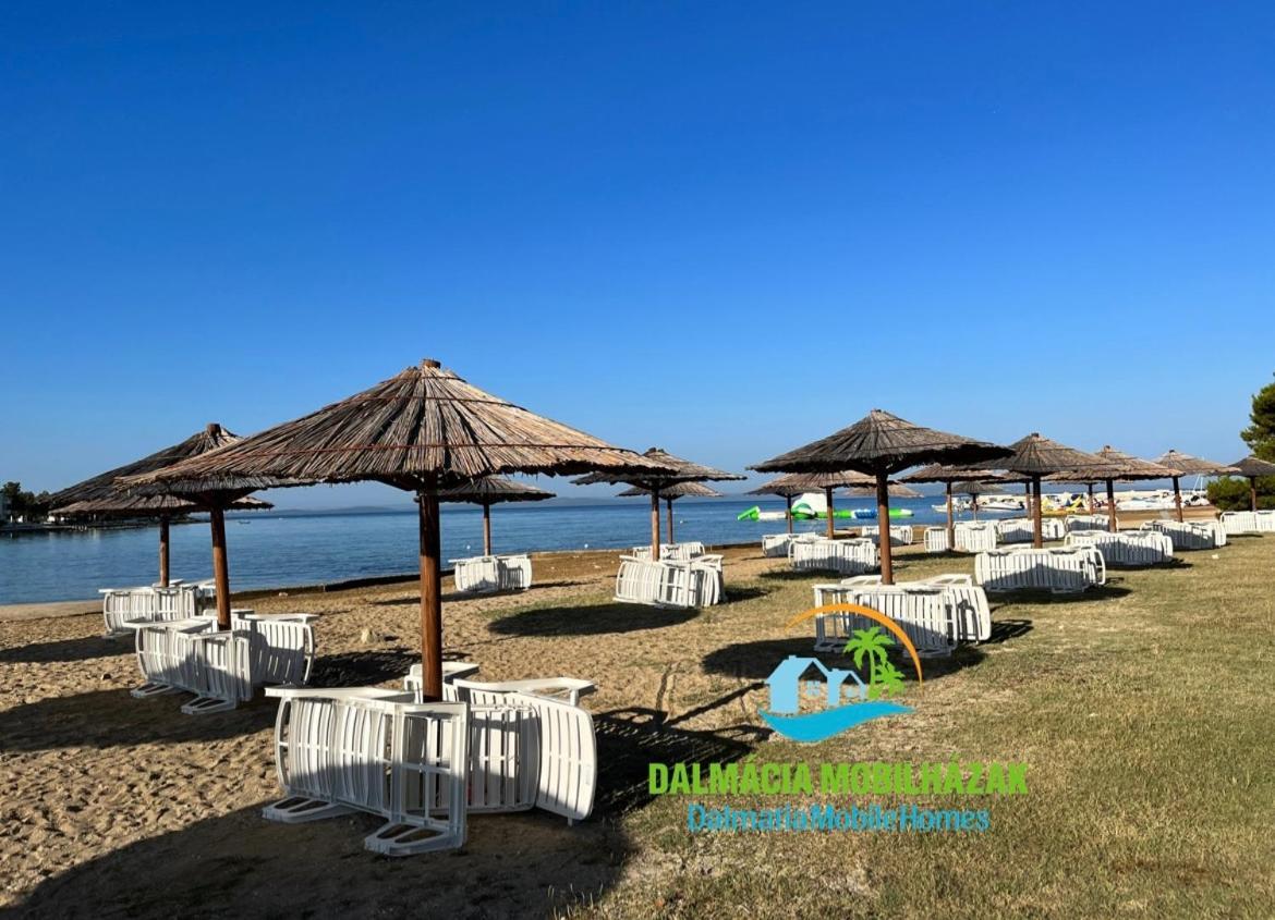 Lakokocsik A Tengerparton - Caravans At The Sandy Beach Privlaka  Exterior photo